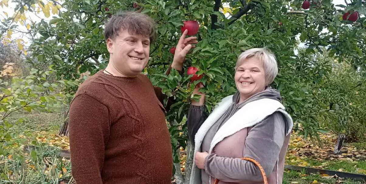 Вячеслав Ворошилов і Галина Коротка з яблуками