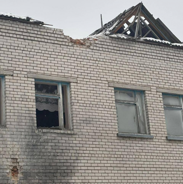 Пошкоджена будівля школи у Семенівці