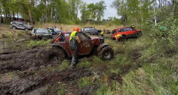 Місили багнюку та збирали гроші на армію