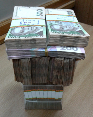 Приховані декларації і знижена зарплата: що заробили голови селищних громад Чернігівського району?