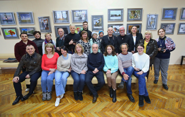 Члени фотоклубу з відвідувачами фотовиставки