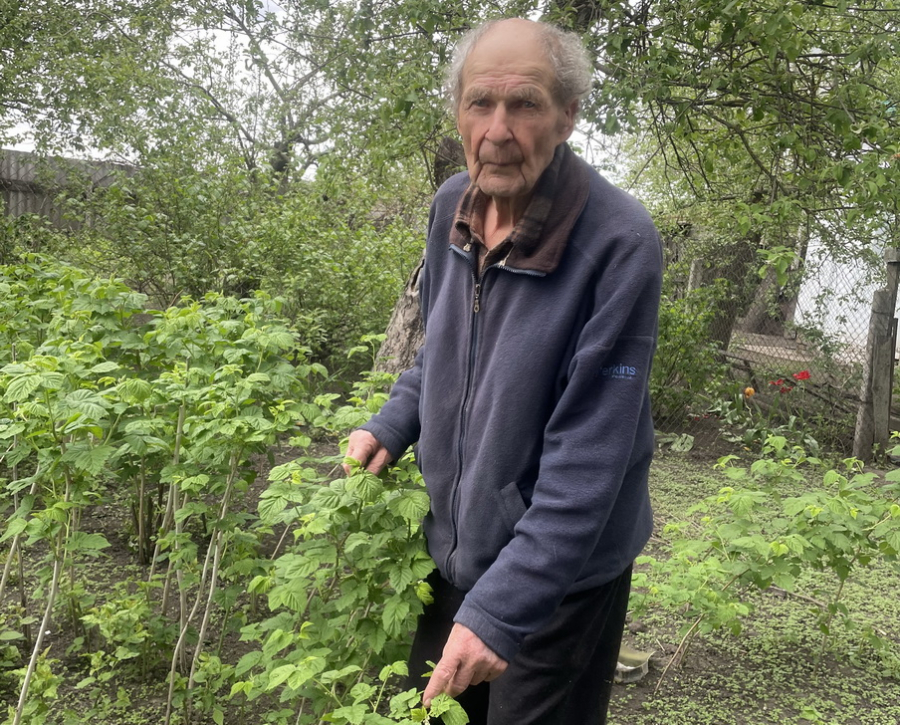 Микола Варьоха у своєму саду