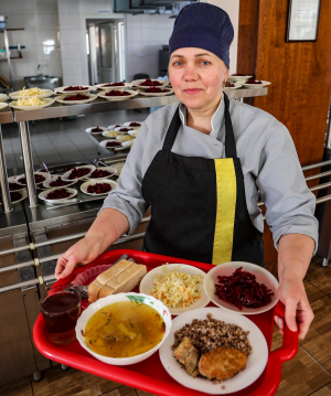 Кухар Наталія Смалько показує, чим обідають працівники "Землі і волі"