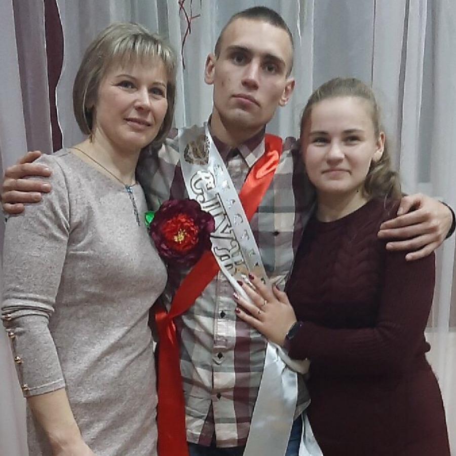 Мама Тетяна і сестричка Юлія проводжають Вадима в армію