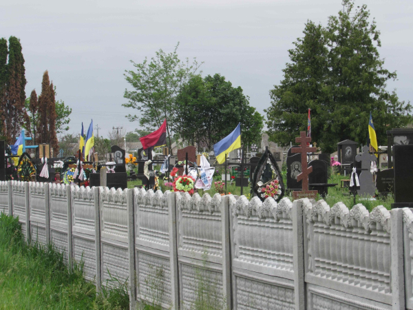 У Бобровицькій громаді прибирають кладовища