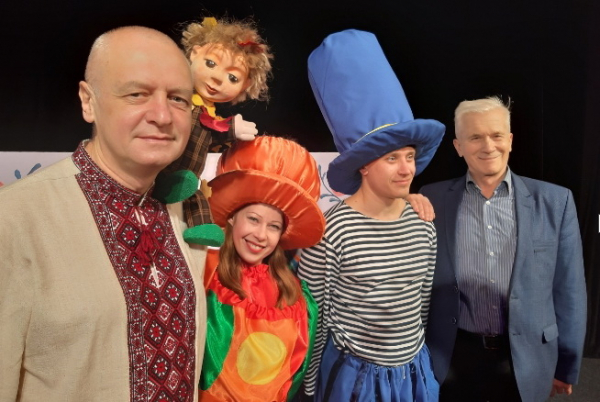 Фото на згадку після вистави про Кракатунчика