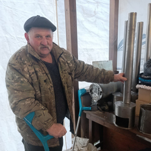 На Чернігівщині Микола Середа варить буржуйки й обігрівачі для військових