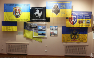 «Прапори-реліквії» військових частин, які боронили Чернігівщину, представили на виставці