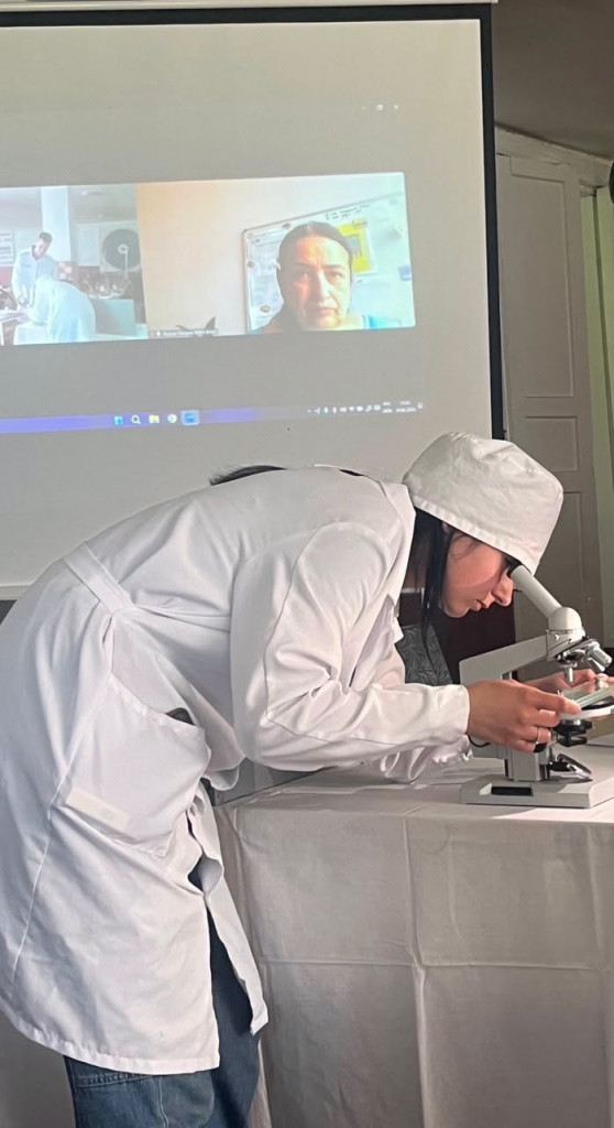 лікар дивиться у мікроскоп