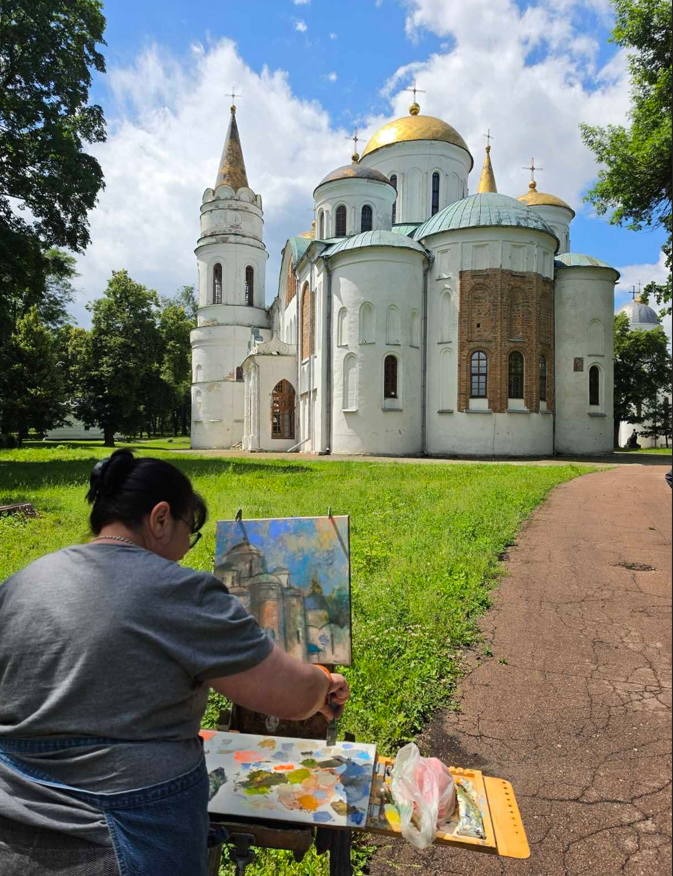 художниця малює Спасо-Преображенський собор