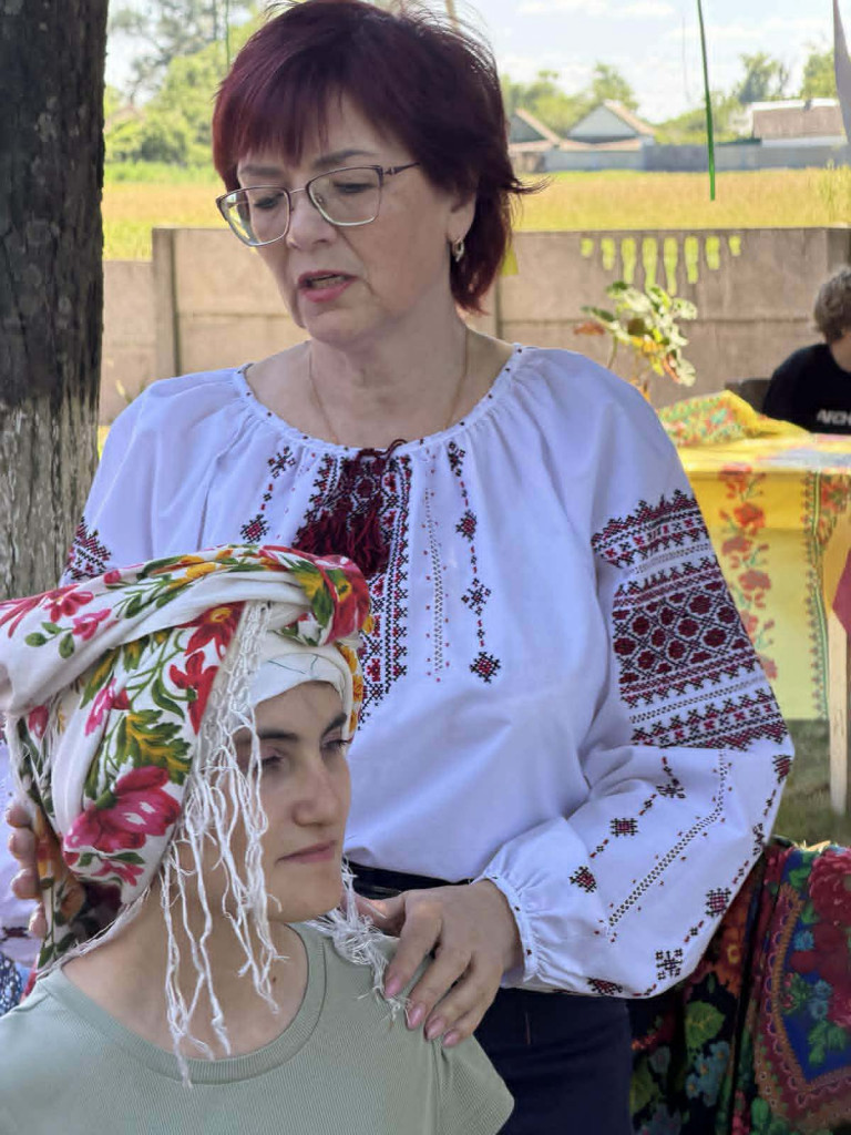 жінка у хустці