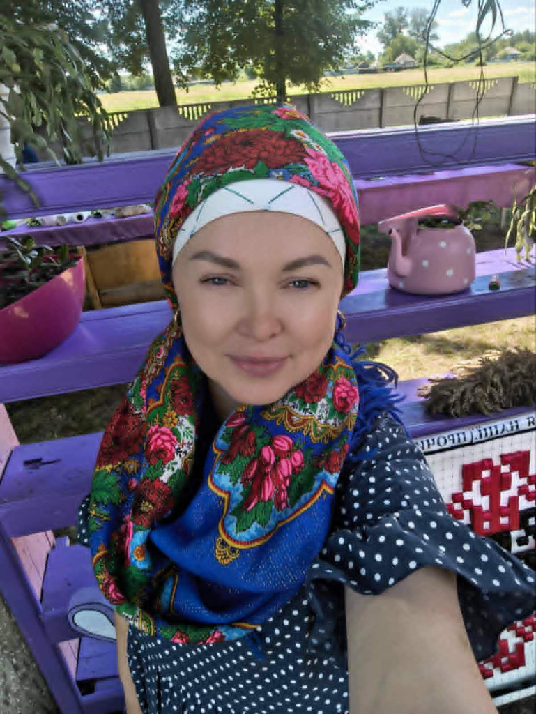 жінка у хустці
