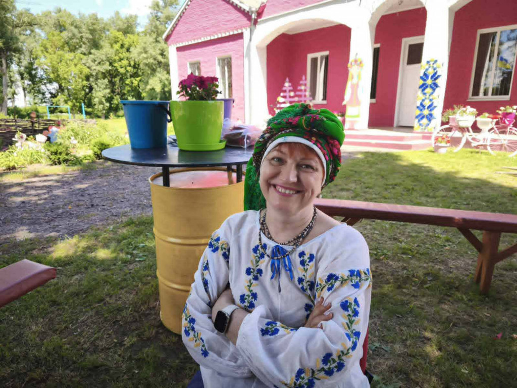 жінка у хустці