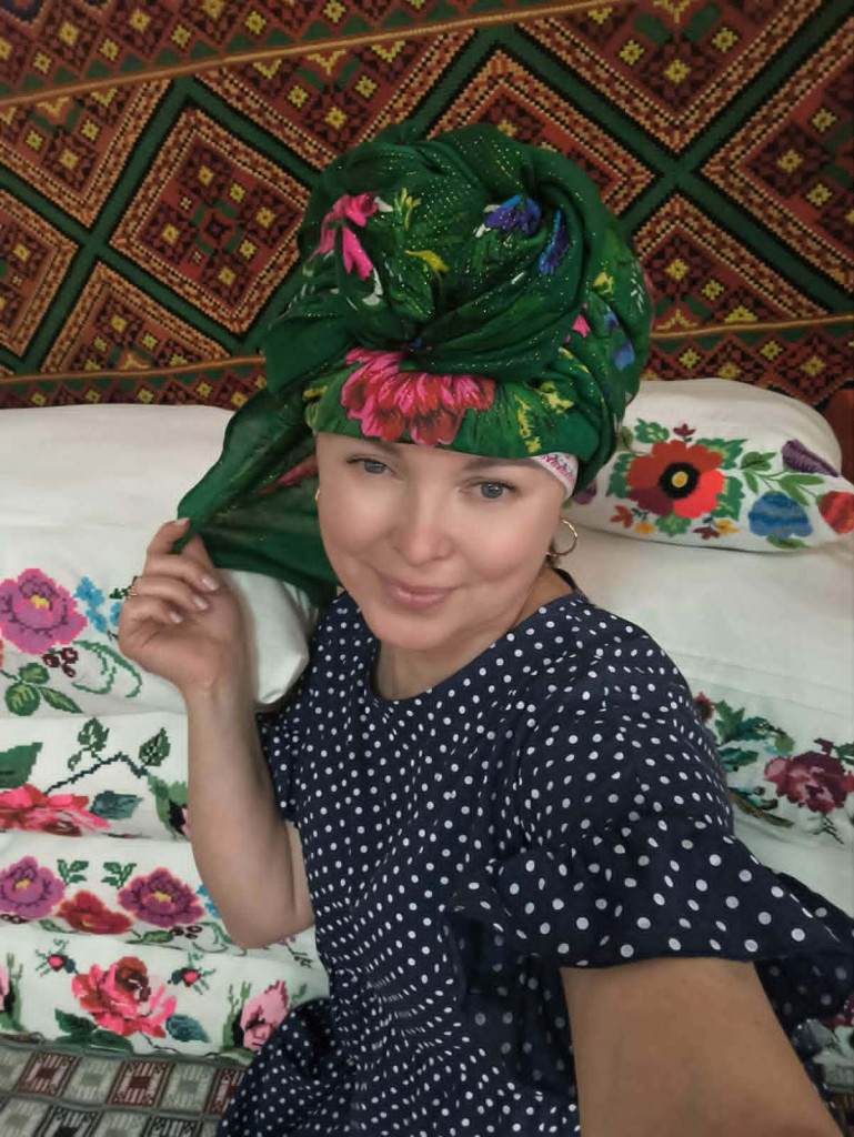 жінка у хустці