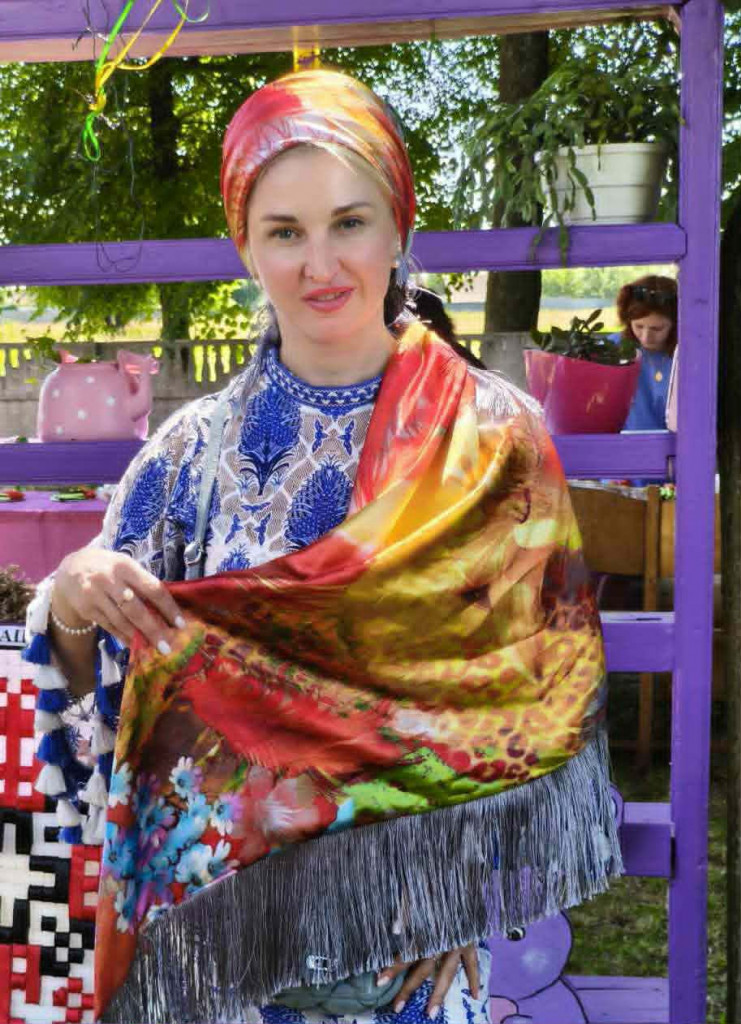 жінка у хустці