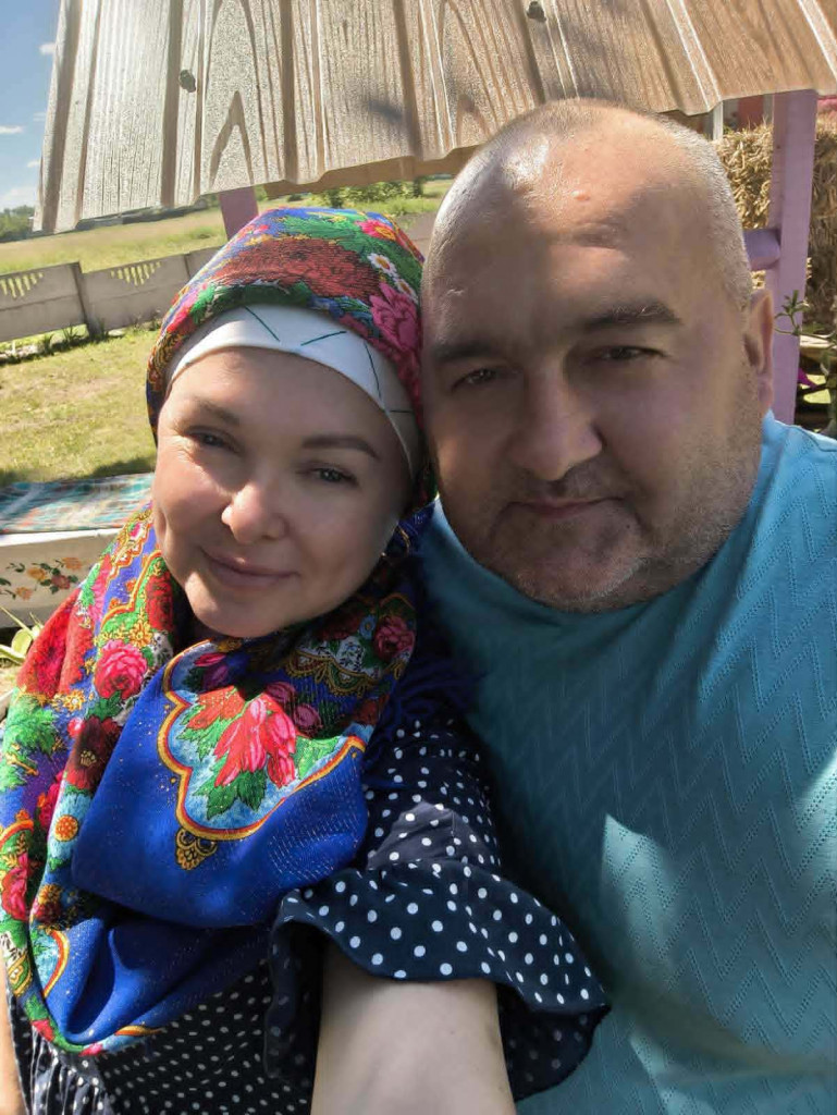 жінка у хустці і чоловік