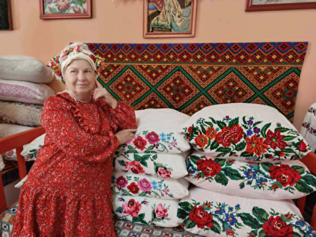 жінка у хустці