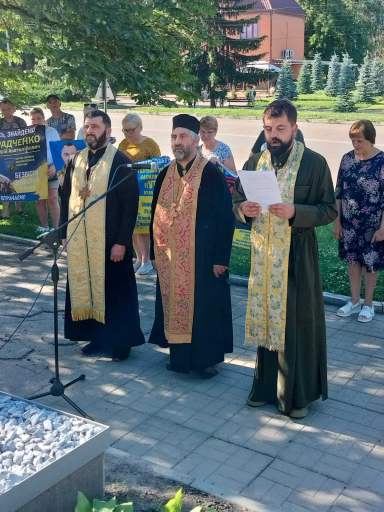 священники