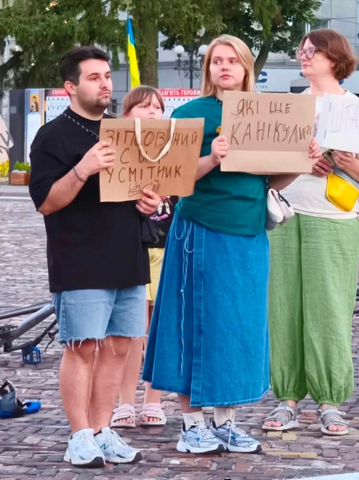 Картонкові протести в Чернігові з образами на адресу Головнокомандувача