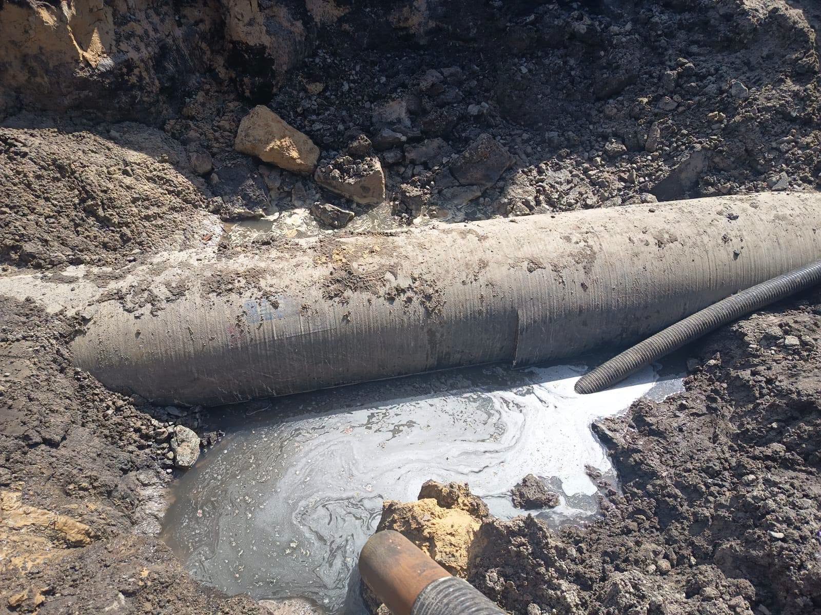  Зруйнований новенький каналізаційний колектор у Чернігові