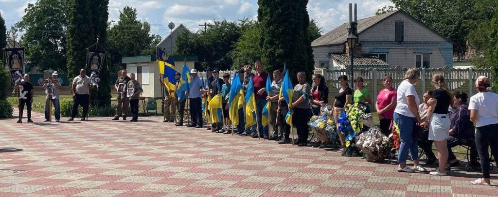 люди на похороні