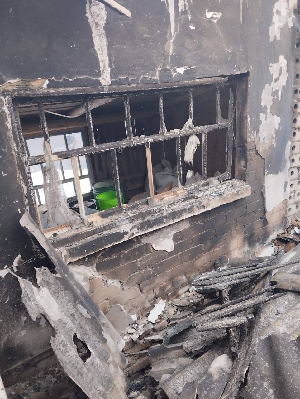 Від колись розкішного будинку залишились обгорілі стіни