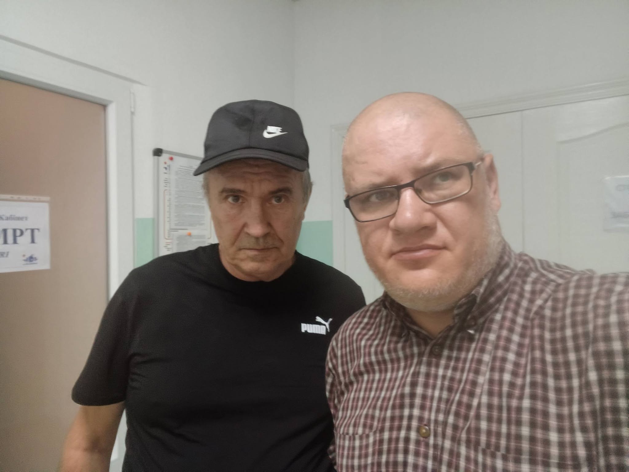 Волонтер Олександр Ясенчук допомагає постраждалому з відвідинами лікарні