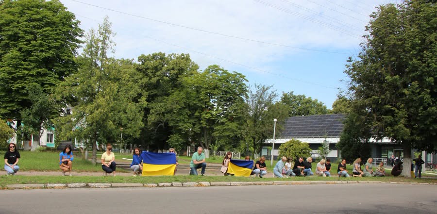 громада проводжає