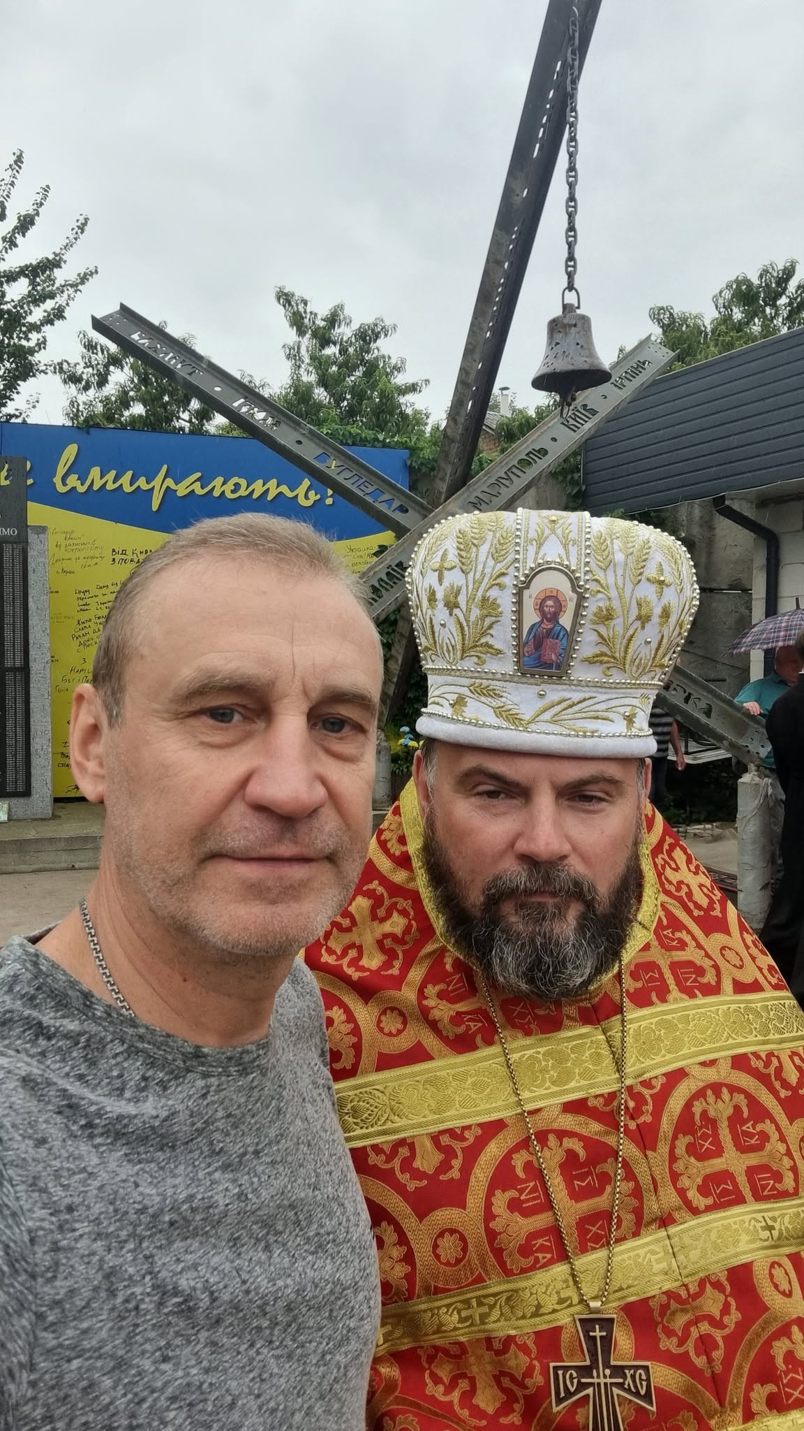 Сергій Кнуренко разом із настоятелем храму Івана Воїна на Ремзаводі Євгеном Ордою