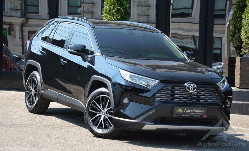 гібридний кросовер Toyota RAV4