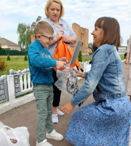 дітям передають ноутбуки