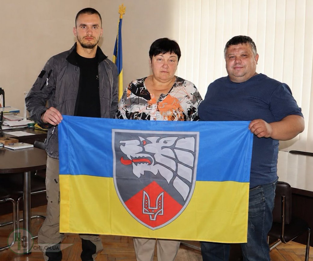 військовий передає прапор громаді