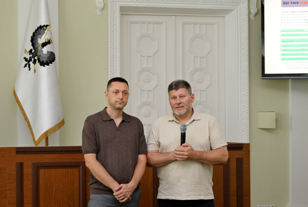 Заслужений лікар України, доцент кафедри кардіохірургії, кардіохірург вищої категорії Олег Зеленчук та координатор проєкту «Активне довголіття» Сергій Климась