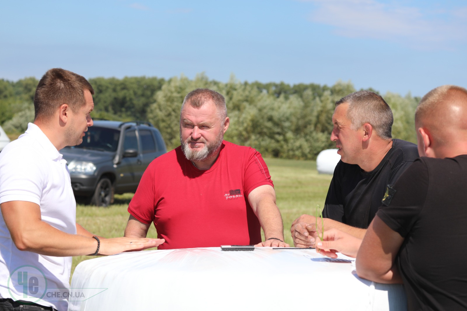 Директор ПСП "Пісківське" Валерій Колоша під час силосування люцерни